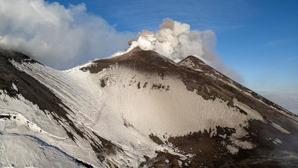 La lava fluye sobre la nieve en el volcán Etna