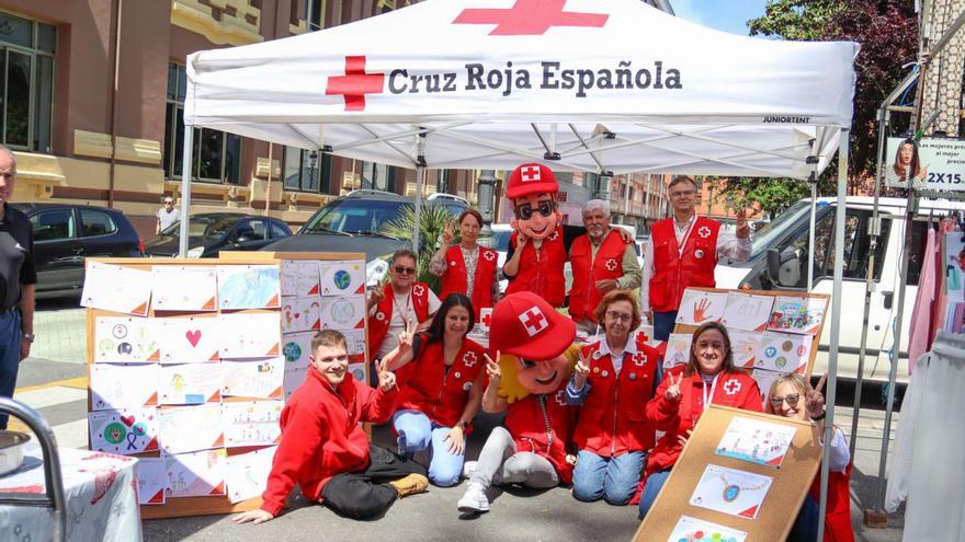 Responsables y voluntarios de Cruz Roja Langreo, ayer, en el parque Dorado de Sama. | ZAI Semeyes