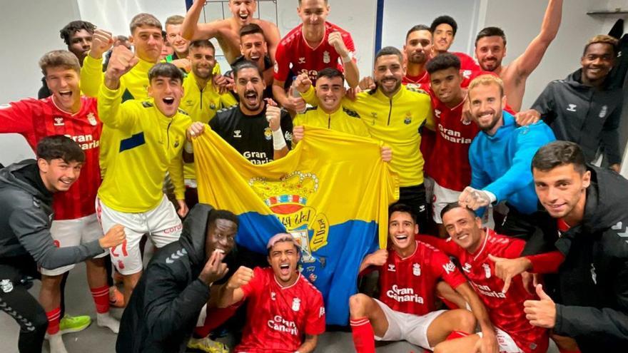 El vestuario de la UD ayer en Mendizorroza celebra el triunfo frente al Alavés. | |