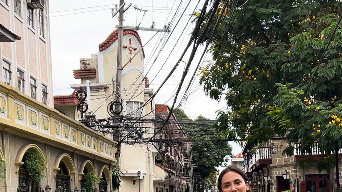 Tamara Falcó en las Filipinas con mono beige