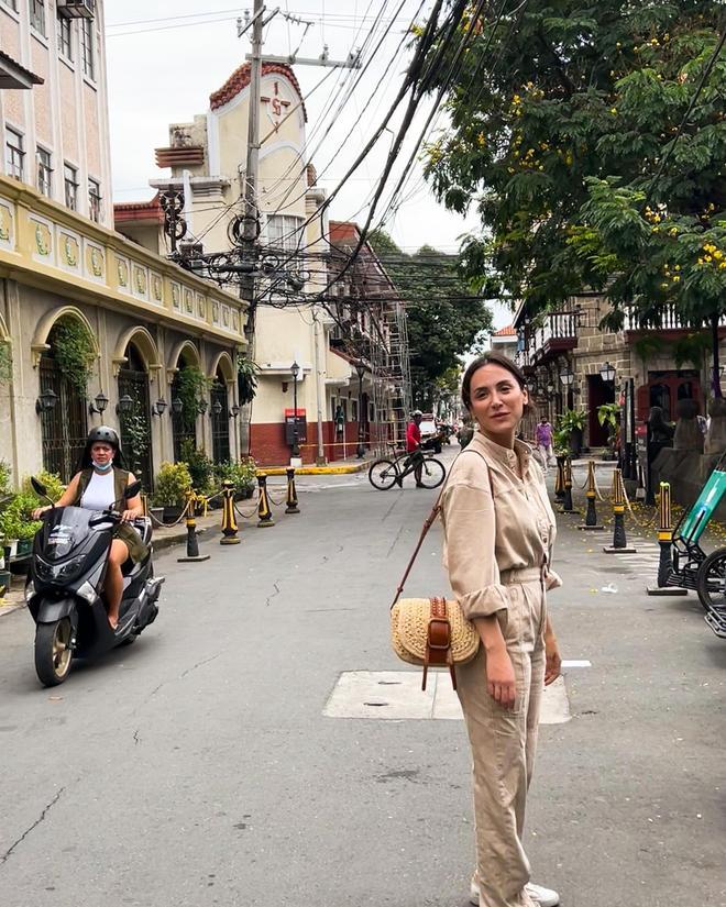 Tamara Falcó en las Filipinas con mono beige