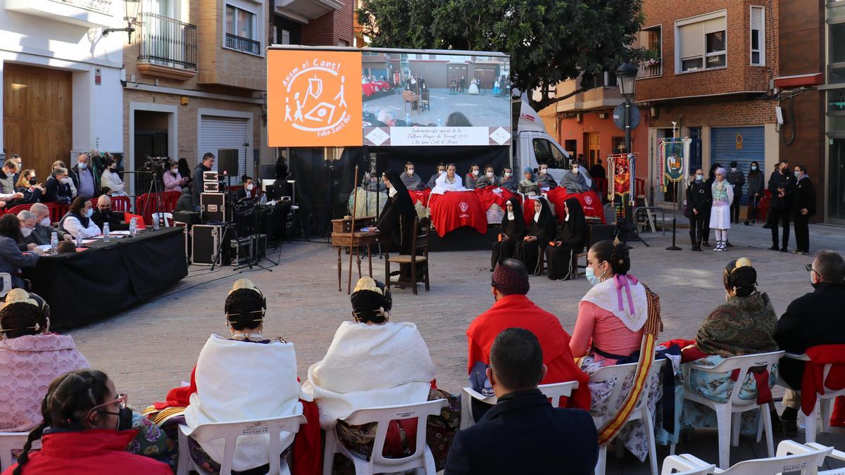 Una de las comisiones realizando su interpretación