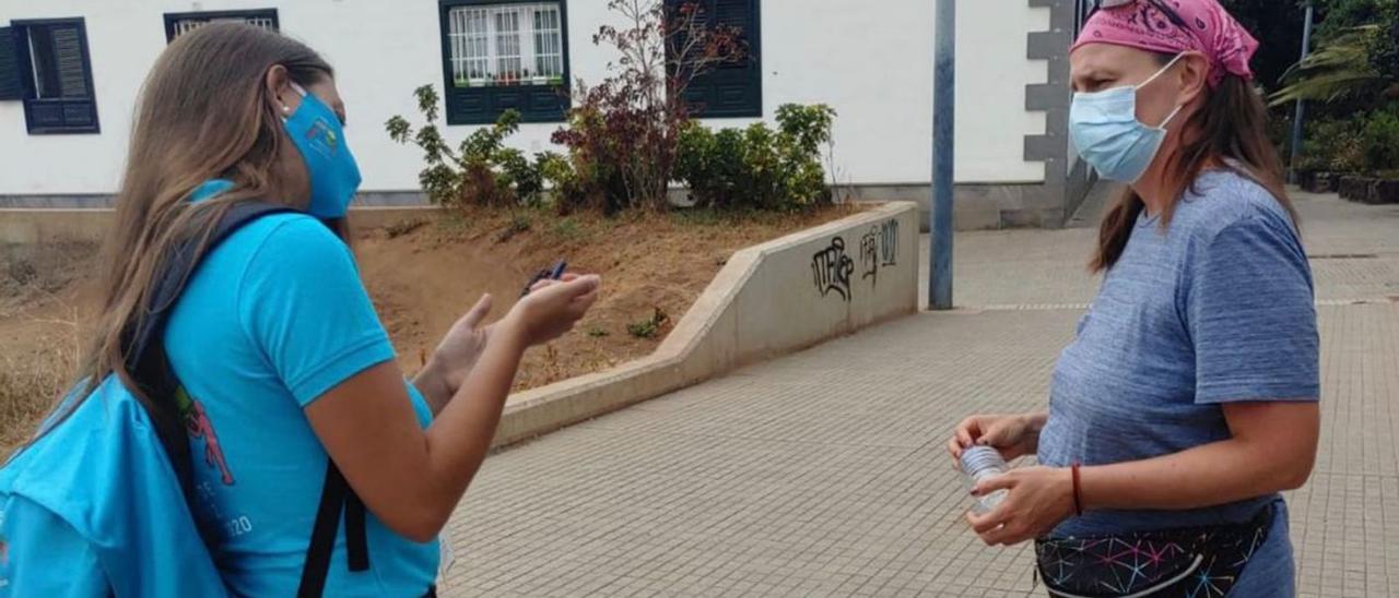 Una encuestadora pide opinión sobre la mejora de las plazas del Puerto de la Cruz.