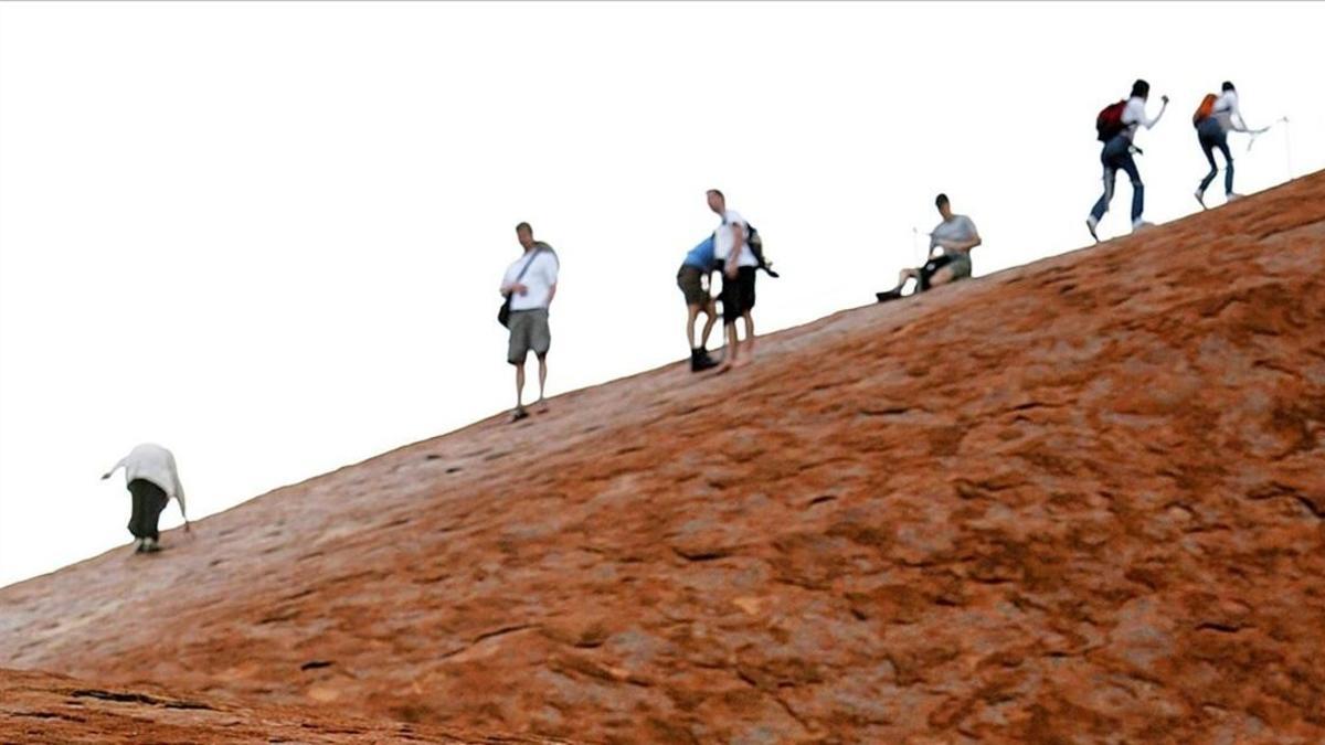 Turistas en el monte Uluru.