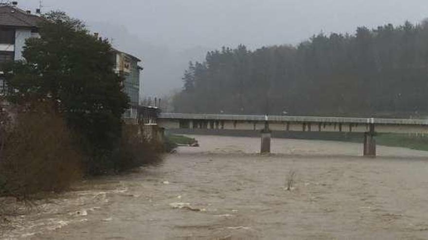 El Hospital del Oriente, en alerta toda la jornada ante la crecida del río Piloña