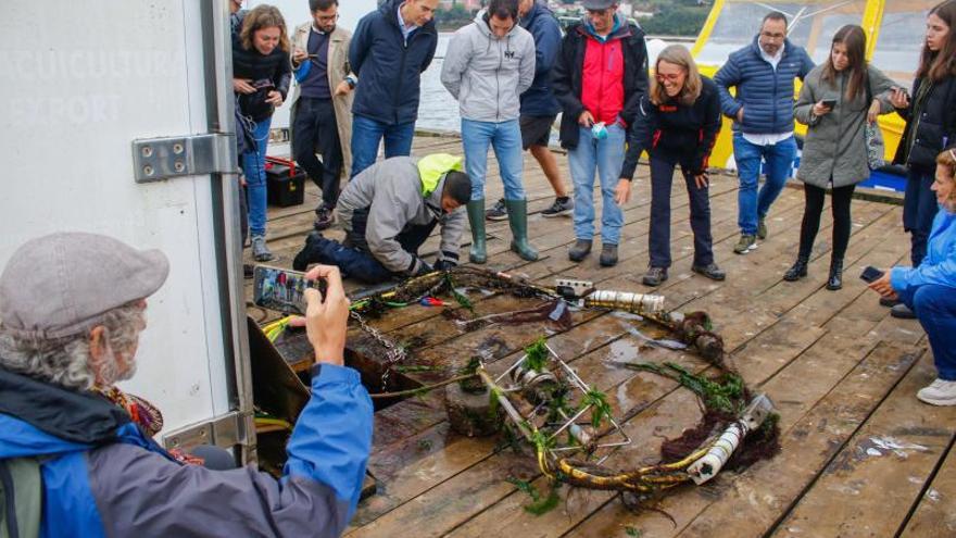 Investigadores de tres proyectos del Programa Pleamar acudieron ayer a la plataforma del Observatorio Oceánico           Transfronterizo RAIA, junto a Cortegada, para explicar el funcionamiento de los aparatos de medición.