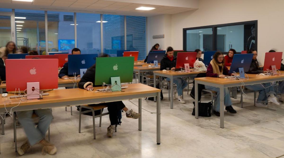 Aulas equipadas con tecnología profesional que permite a los alumnos trabajar con las mismas herramientas que encontrarán en el sector.