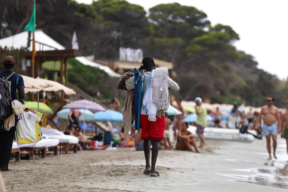 Galería: vendedores ambulantes en la playa de ses Salines