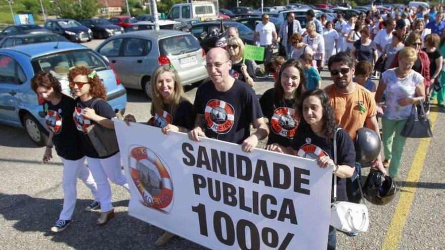 Manifestantes, ayer, marchando alrededor del Meixoeiro. // José Lores