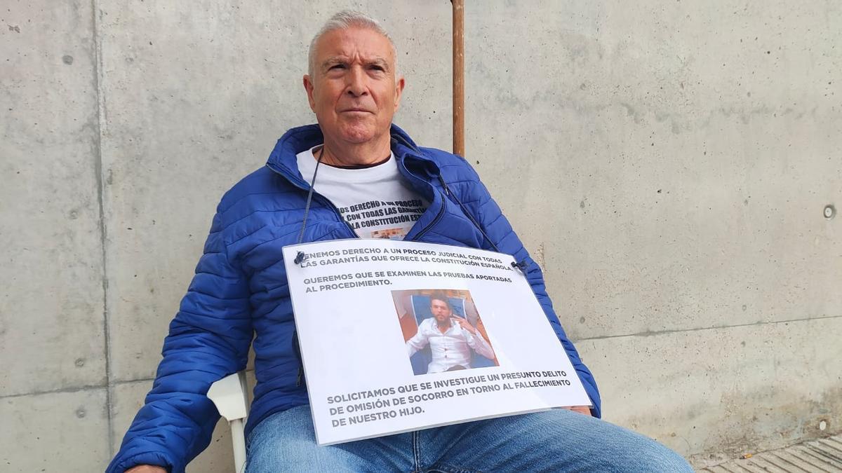 José Antonio López seu cada dia davant del jutjat d'Igualada demanant que es reobri la causa per la mort del seu fill
