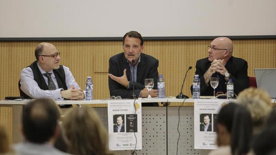 Basilio Sánchez llena en la biblioteca pública de Cáceres