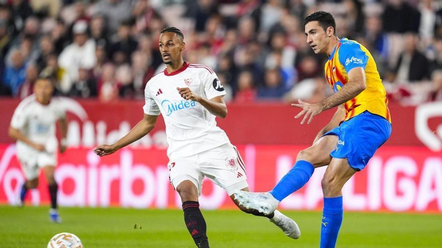 Sow da la cara tras la derrota del Sevilla ante el Valencia: "No podemos jugar así las nueve finales que quedan"