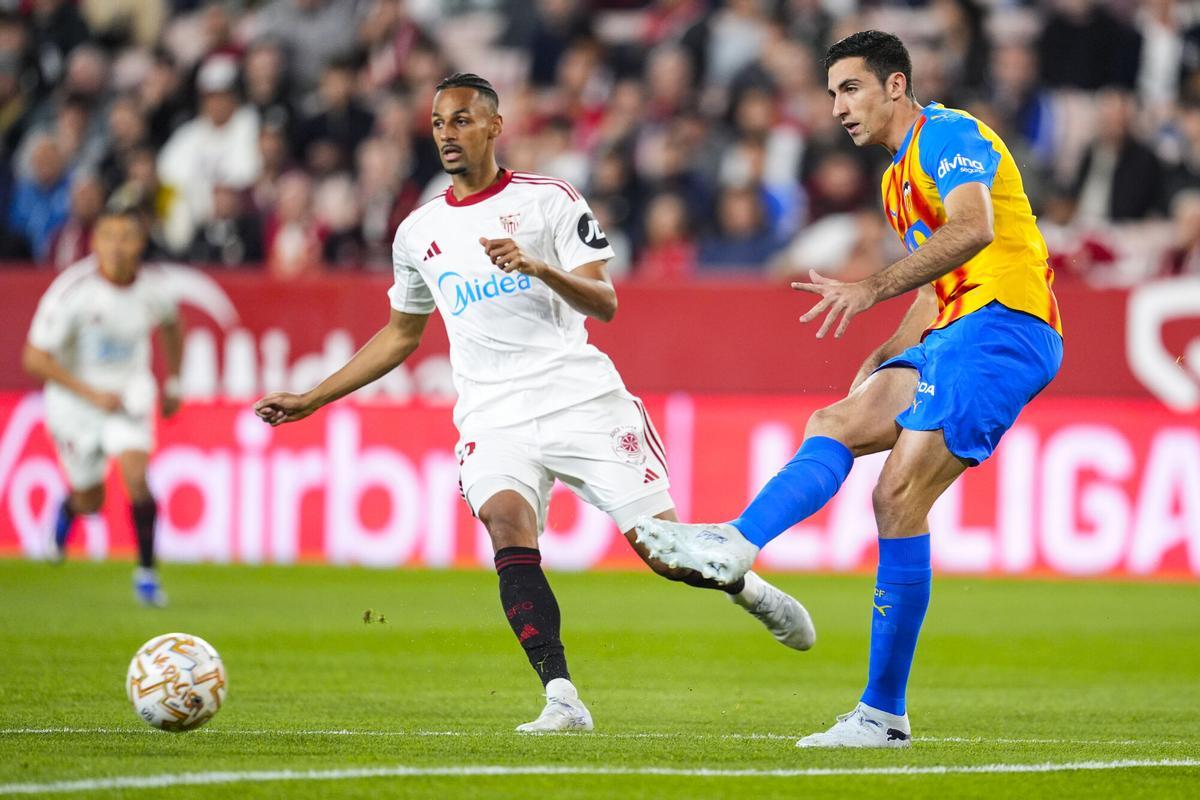 César Tárrega juega un balón ante Djibril Sow en el Sevilla-Valencia de Liga en el Ramón Sánchez-Pizjuán