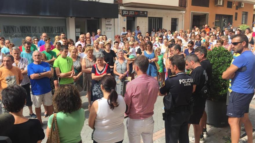 Minuto de silencio a las puertas del Ayuntamiento de la Vilavella. Foto: M. Mira