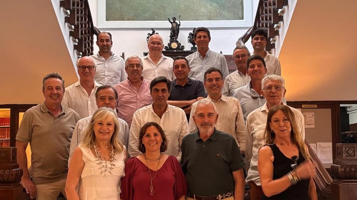 Ignacio Fernández de Mesa, en la primera fila, junto a los participantes en el homenaje, que se celebró en las instalaciones del Círculo de la Amistad de Córdoba.