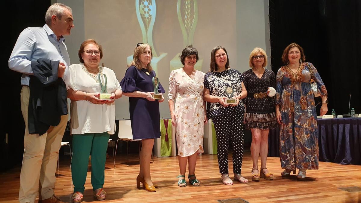 Galardonados con los premios de los Humanitarios, con su presidenta, Esperanza Fueyo, en el centro. | Humanitarios