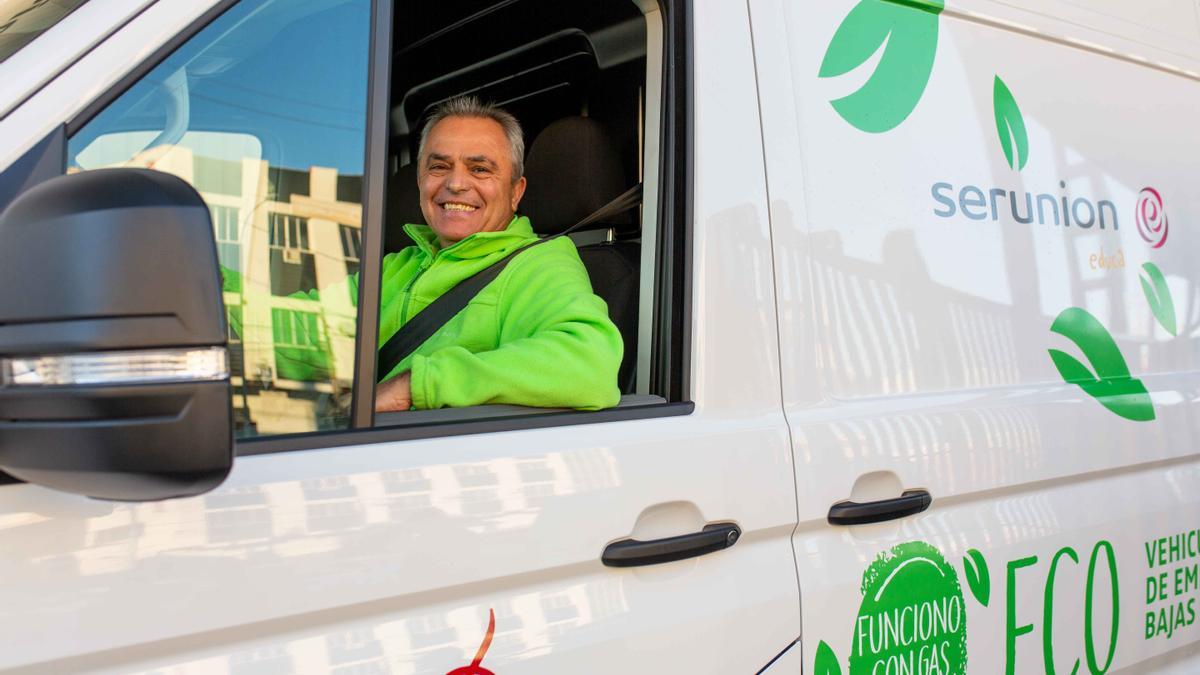 Trabajador de Serunion en una furgoneta de la nueva flota ecológica