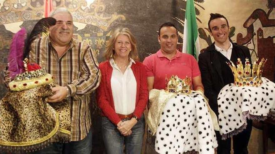 La alcaldesa, Ángeles Muñoz, presentó ayer a los protagonistas: Cabezas (en representación de su hijo), Mérida y Maté.