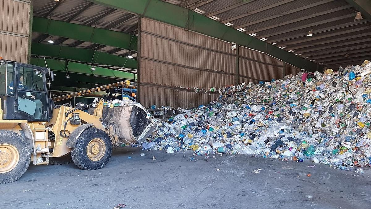 'Playa de descarga' de la planta de reciclaje de 'Los Ruices', en Málaga