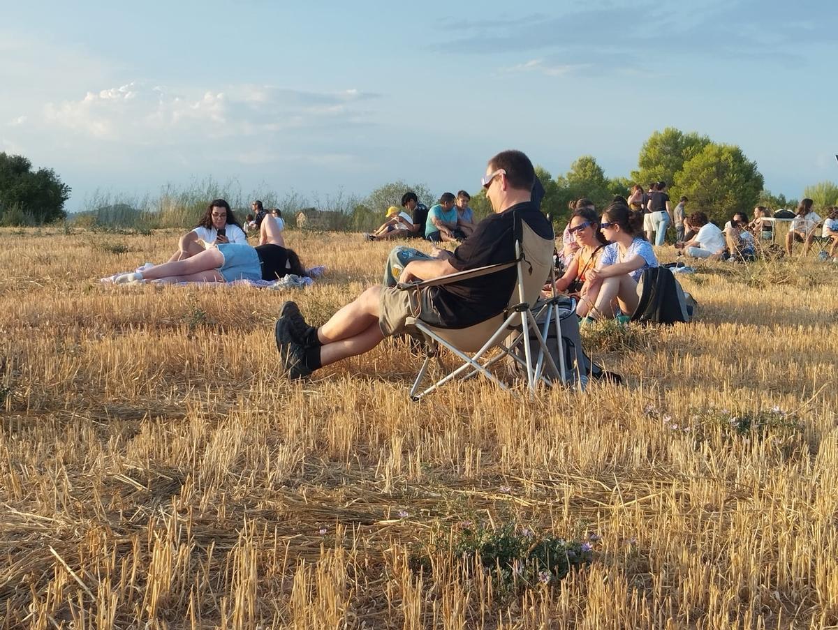 El camp segat convertit en una gran platea de l'eclipsi