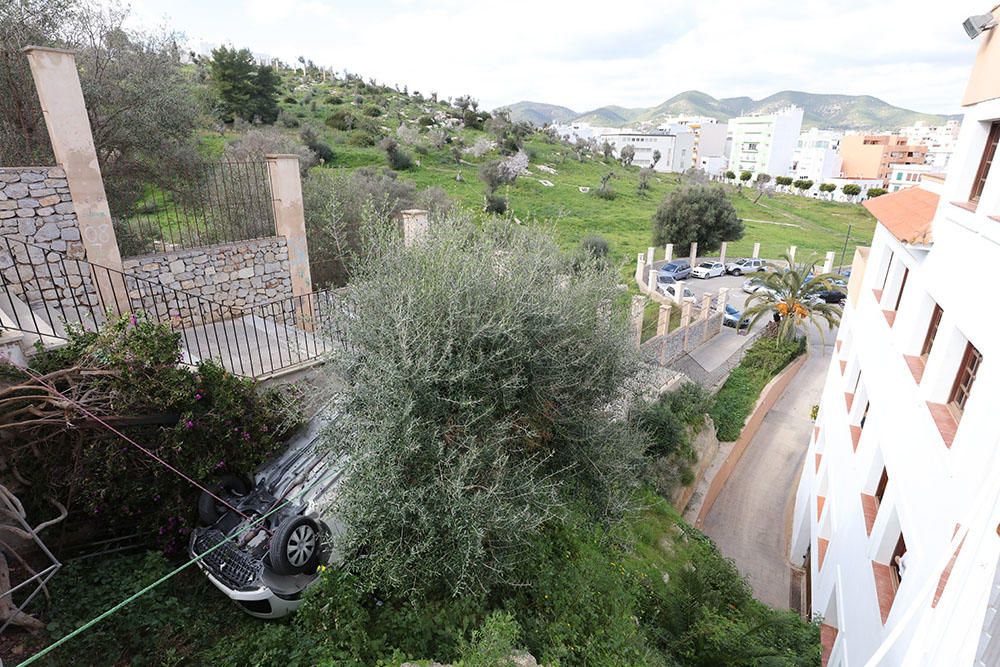 Rescatada una conductora cuyo coche se ha precipitado en Ibiza