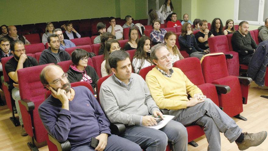 Asistentes a la jornada inaugural del curso sobre el lobo.