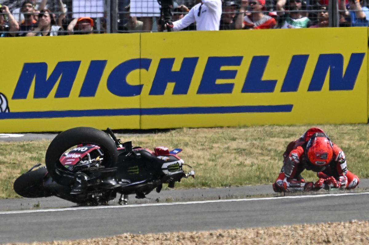 Marc Márquez (Ducati) se lamenta, en la gravilla de Le Mans, tras su caída de ayer.