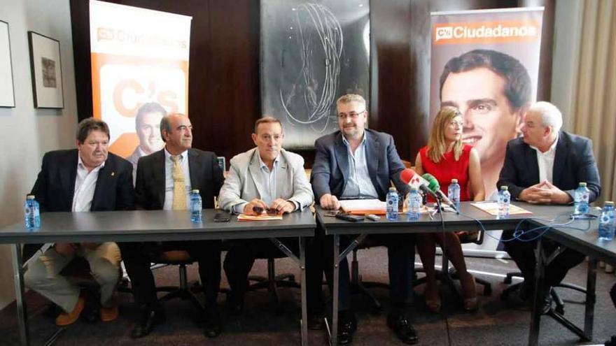 Gaspar Fuente (tercero por la derecha) junto al resto de la candidatura de Ciudadanos.