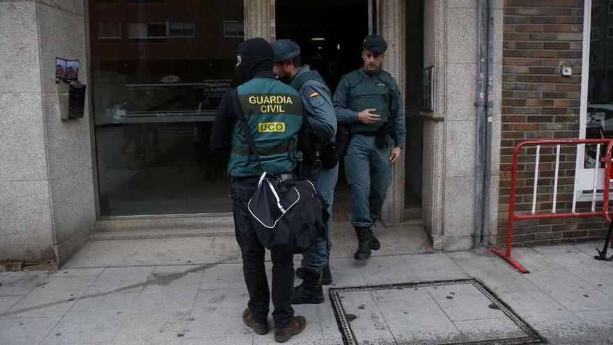 Varios agentes, este miércoles, ante un edificio de la calle Rosalía de Castro de Vigo. // R. Grobas