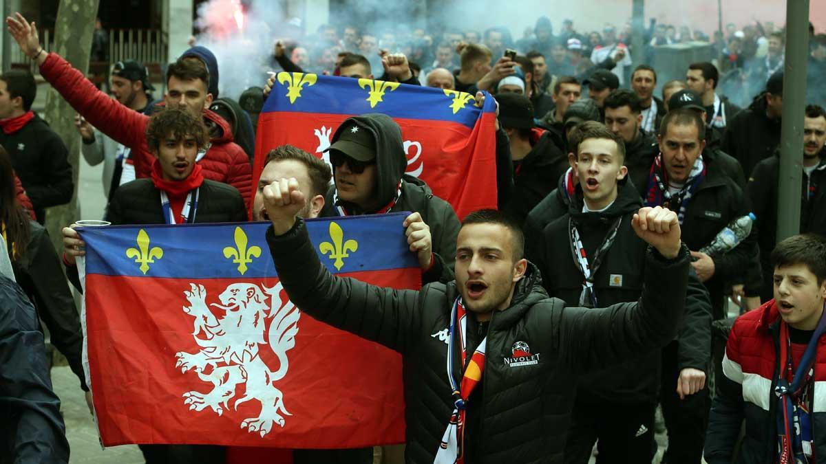 Hinchas del Lyón marchan por Barcelona al grito de puta Barça, puta Catalunya.