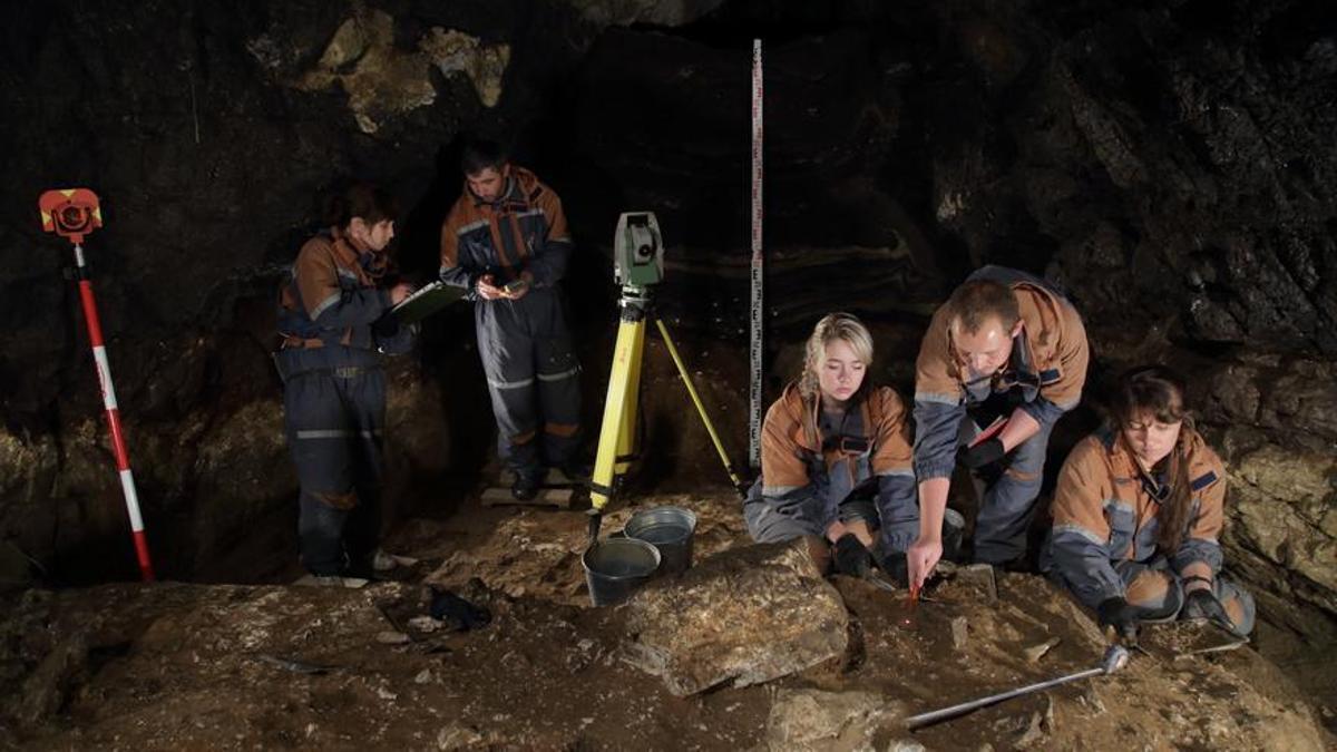 Trabajos de excavación de la cueva de Siberia, en 2019.