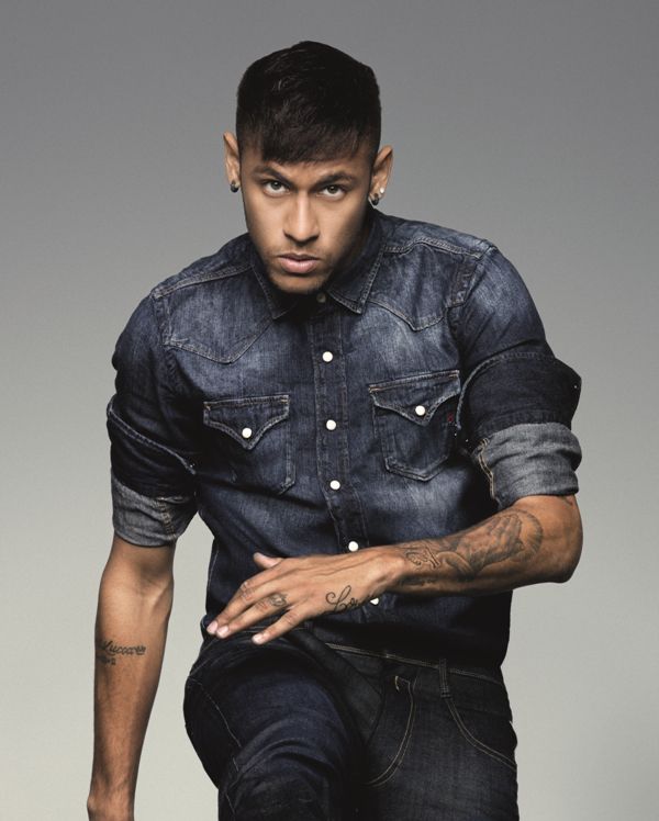 Neymar Jr, el jugador brasileño del FCB nueva cara de Replay