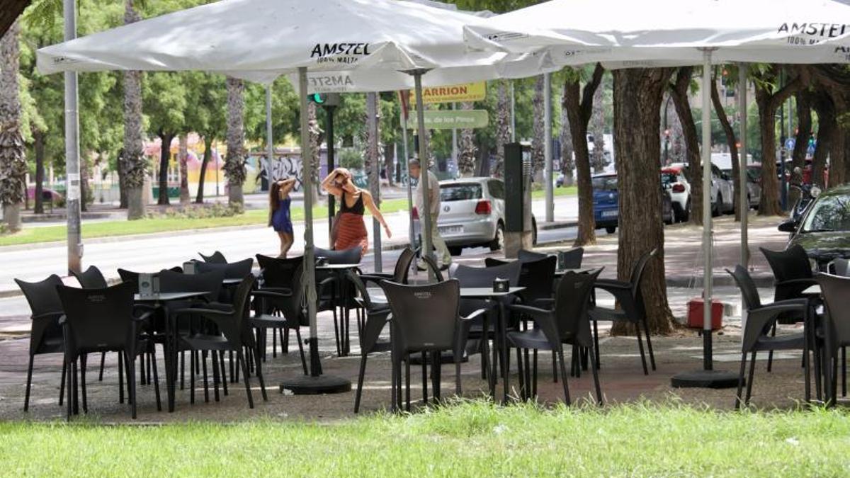 Mesas y sillas vacías en unaterraza de Murcia, esta semana.