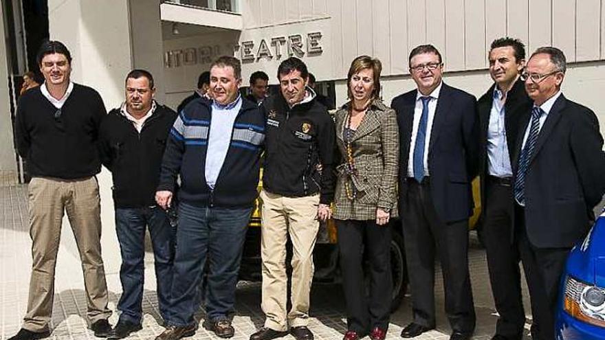 Miguel Fuster, con los representantes del Ayuntamiento y la Diputación, ayer