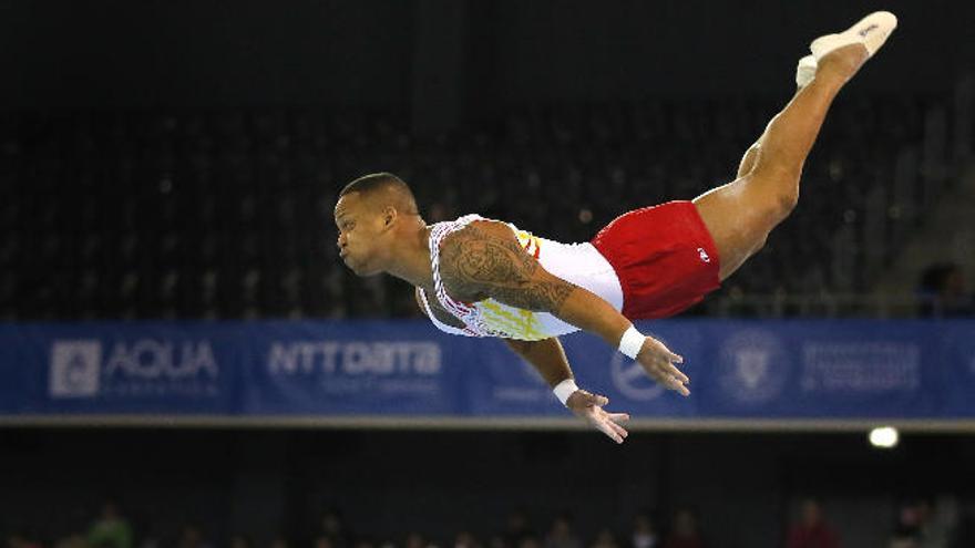 El gimnasta lanzaroteño Ray Zapata durante su ejercicio en la ronda de clasificación.