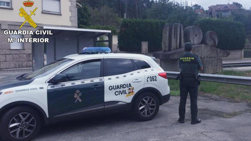 Un agente de la Guardia Civil en el lugar de los hechos. // G.C.