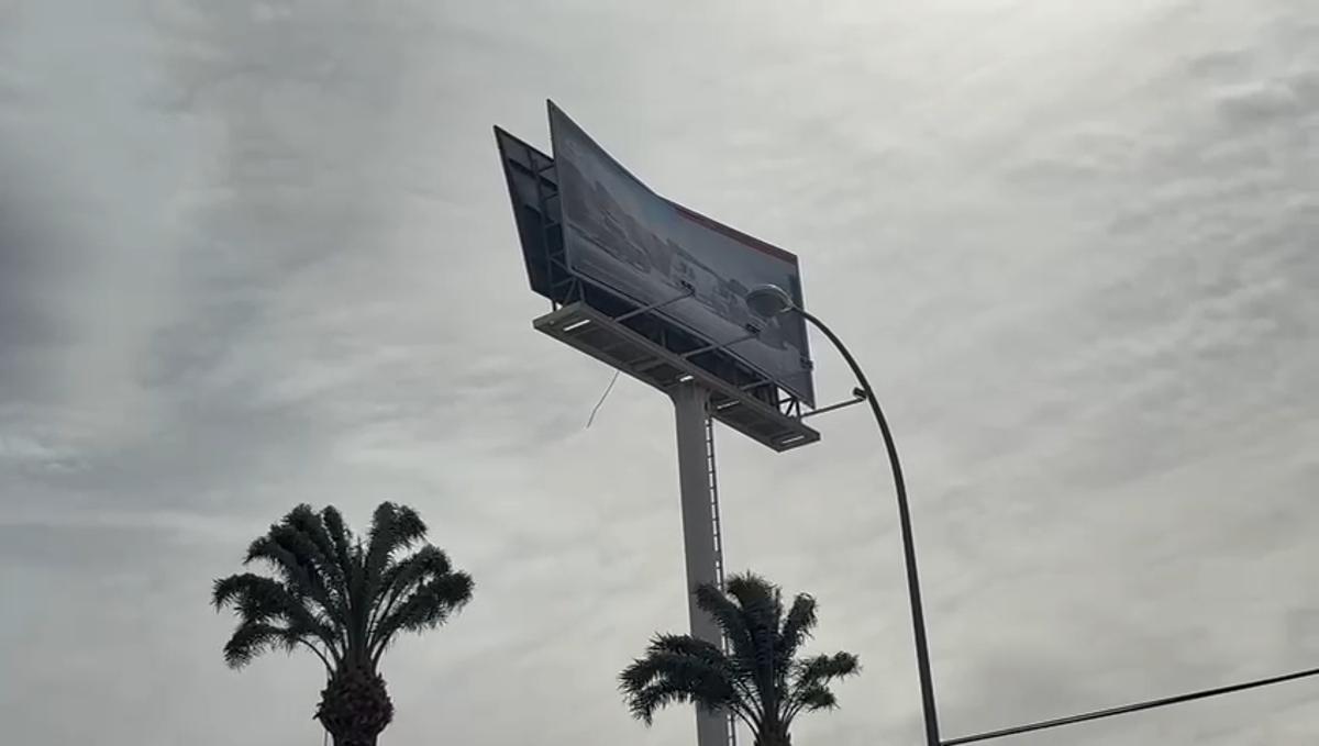 Un cartel de grandes dimensiones en la carretera de Ocaña de Alicante, a punto de ceder por el fuerte viento