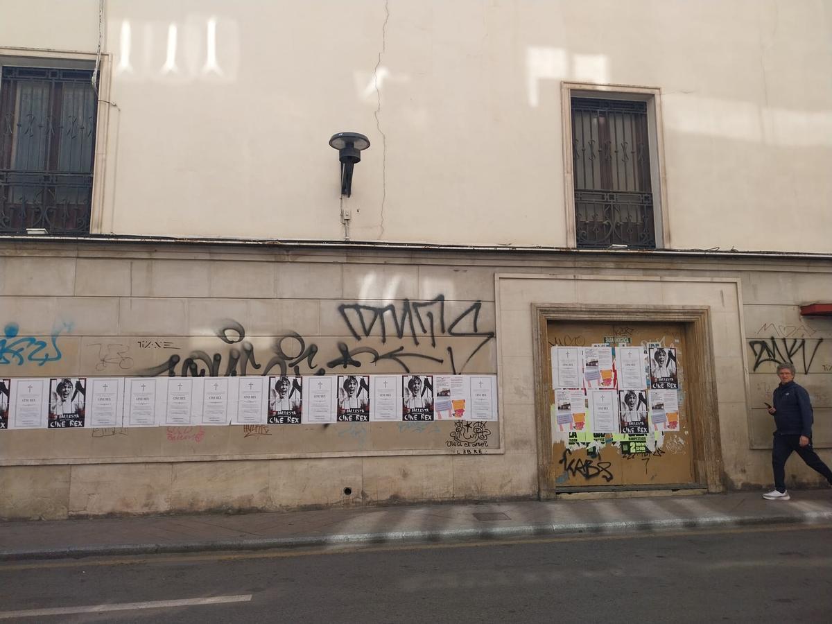 El cine Rex amaneció empapelado este miércoles por la mañana.