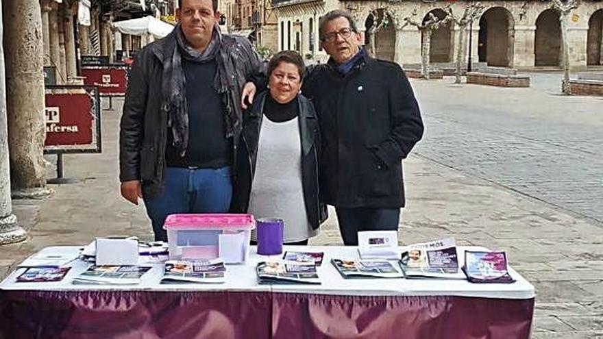 Integrantes de Podemos presentan su programa en la Plaza Mayor de Toro.