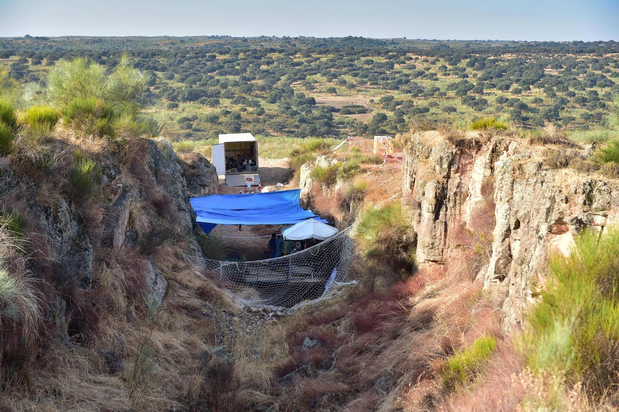 Fotogalería | Así se desarrollan los trabajos de exhumación en la mina La Paloma de Zarza la Mayor