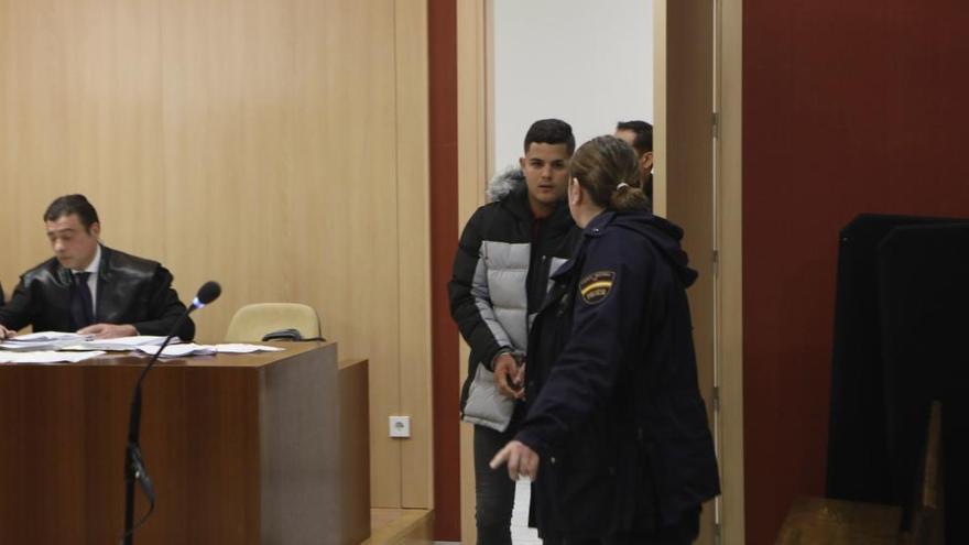 Dos presos del &quot;caso Germán&quot; aceptan diez meses de cárcel por otra agresión en Gijón