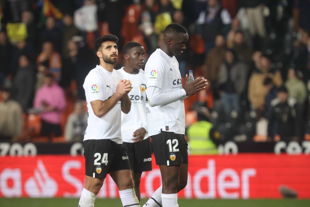 Diakhaby y Cömert piden perdón a la afición tras la derrota frente al Athletic