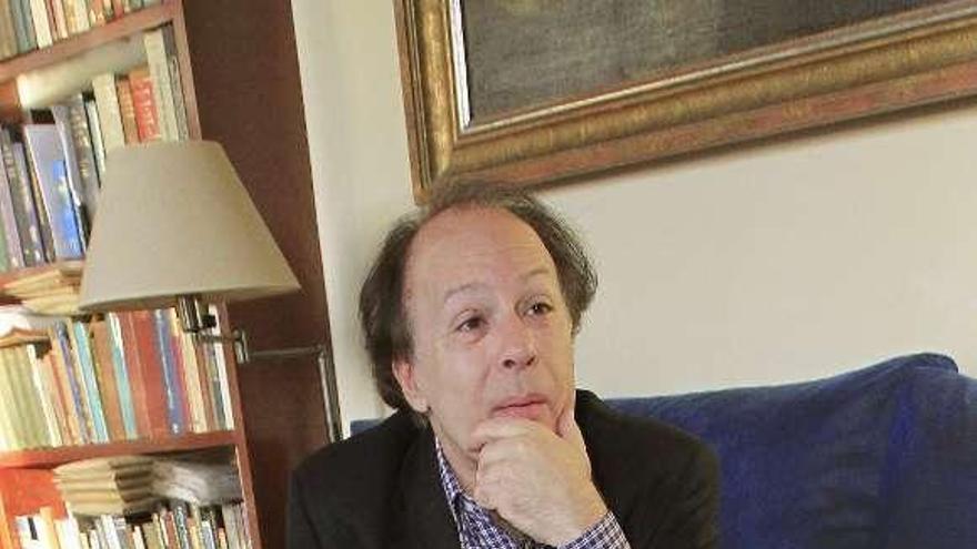 El escritor Javier Marías, en su casa del centro de Madrid. / efe