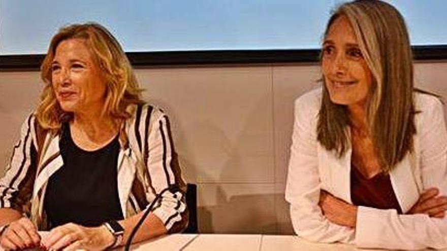 L&#039;exvicepresidenta Joana Ortega i l&#039;exdiputada i professora Montserrat Nebrera escoltant les paraules del periodista Josep Puigbó