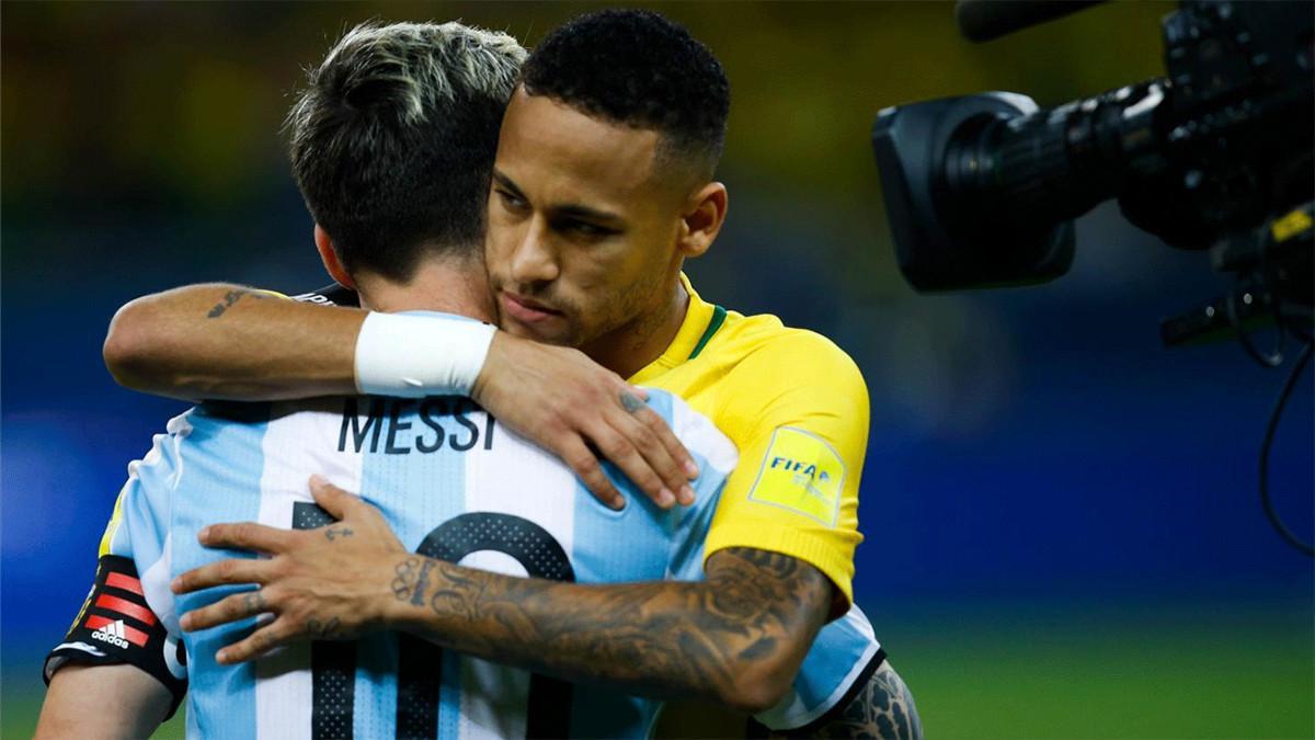 Neymar y Messi se abrazan antes de un amistoso entre sus selecciones en 2016