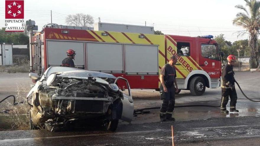 Sale ileso del incendio de su vehículo tras un accidente en Vila-real