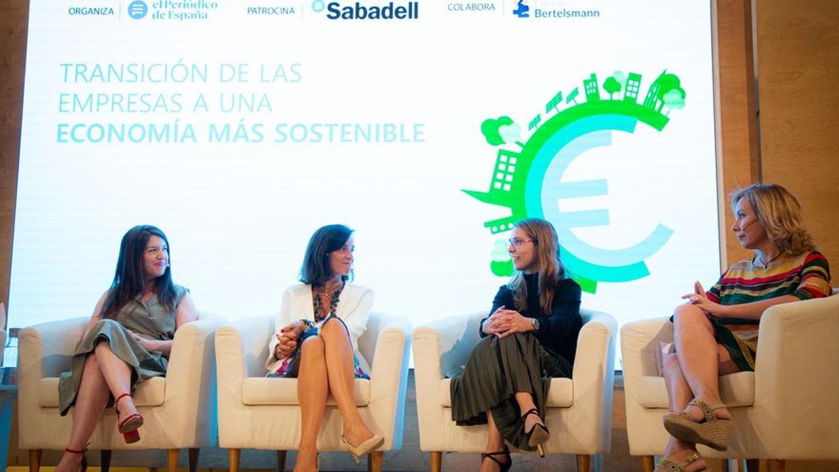 De izq. a dcha., Teresa Royo (KPMG), Elena Carrera (Banco Sabadell), Cristina Aparicio (Comunidad de Madrid) y Mónica Melle (Universidad Complutense).