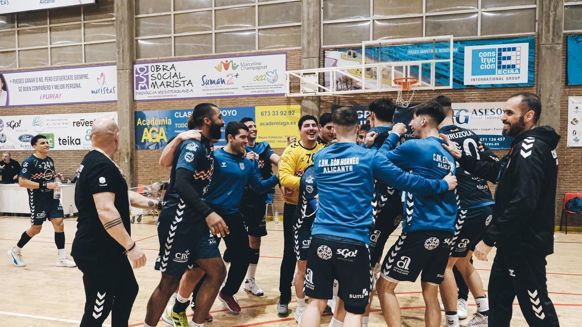 Los jugadores del Horneo Alicante celebran una victoria durante la primera vuelta