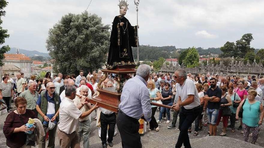 Un momento de la procesión de San Benito, ayer en la localidad de Gondomar. // J. Lores