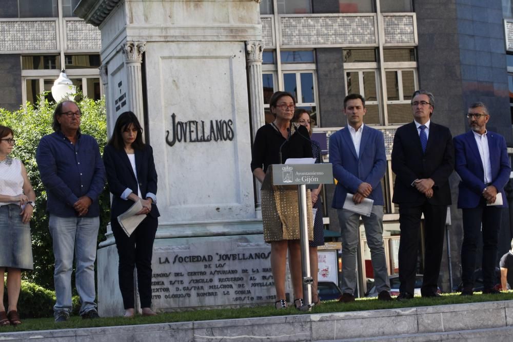 Ofrenda floral a Jovellanos en Gijón